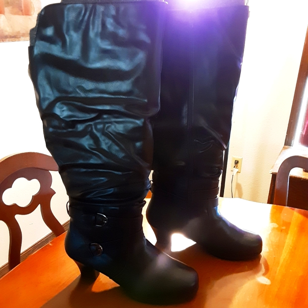 Brand New Wide Width Knee High Beautiful  Black Boots